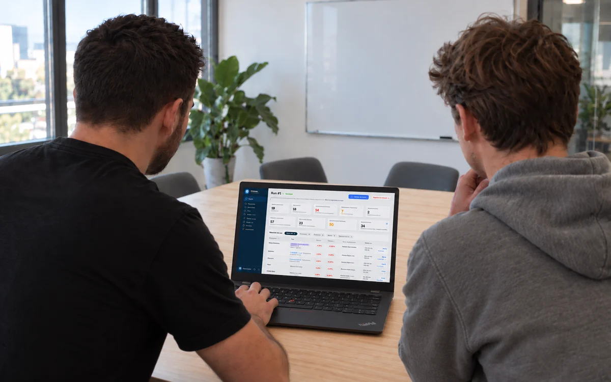 Logiciel IA sur mesure : revue du tableau de bord d'un logiciel livré, sur un ordinateur portable